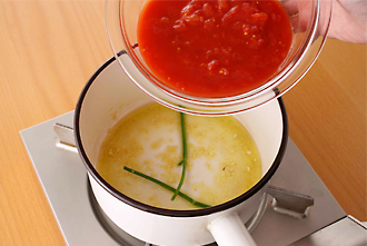 トマトソースを作る。トマトの水煮は手でつぶし、堅い部分は除く。鍋にオリーブ油、にんにく、玉ねぎ、パセリの軸、塩を入れて中火にかけ、香りが出てきたらトマトの水煮を加える。強めの中火で煮立ったら、弱火で10分ほど煮ながら混ぜ、にんにくを取り出す。