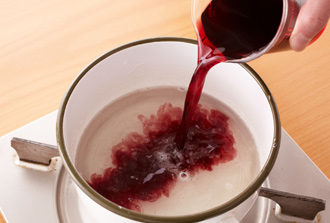 赤ワインゼリーを作る。ゼラチンは水大さじ3でふやかしておく。鍋に水1カップを入れて強火にかけ、煮立ったら砂糖、ゼラチンを加えて溶かす。赤ワイン、レモン汁を加えて混ぜ、火を止める。