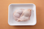 鶏もも肉でも同じように作れます。豚肉とはまた違った味わいでおいしいですよ。切らずに大きいまま焼いてから食べやすい大きさに切ってください。