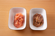 和風ソースをつけると、味の印象が変わります。ごま明太子ソース（写真左）：明太子1腹、ごま油小さじ1/2、黒こしょう少々を混ぜ合わせる。梅マスタード（写真右）：梅肉2個分、粒マスタード大さじ2を混ぜ合わせる。