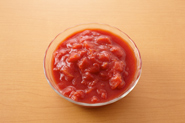 魚介とトマト味はよく合うので、ホールトマトを入れてアレンジしてもいいでしょう。果肉をつぶして、蒸し煮のタイミングで加えます。