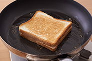 ハムやチーズソースをサンドしたパンの上にはチーズソースを塗らずに、フライパンで両面をバター焼きにするのもおすすめです。両面に焼き色がつけばOK。
