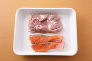 しょうがから揚げは生鮭の切り身や鶏もも肉でもおいしくできます。食べやすい大きさに切って、同じように作ってください。