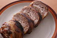 同じ材料で、型を使わずハンバーグのように焼くのもおすすめ。3種の肉を豚バラ肉で巻いて楕円形にととのえ、フライパンで焼くだけです。三層肉の豚バラ包み焼き　作り方（3～4人分）①豚バラ薄切り肉1/2量を、まな板に少しずつ重なるように広げる。1/2量のひき肉だね、生ハム、小間切れ肉を順番に2回重ねてのせ、下に敷いた豚バラ肉で包み、ハンバーグのように形をととのえる。同様にもう１つ作る。②フライパンにサラダ油（少々）を熱し、①の豚バラ肉のとじ目を下にして並べる。ふたをして弱火で10分、上下を返してさらに10分焼いて火を止め、取り出して粗熱をとる。食べやすいように切り分けて皿に盛る。