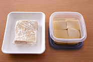 煮た高野豆腐は、冷凍しても味や食感がほとんどかわりません。多めに煮て冷凍しておけば、もう一品欲しいときやお弁当のおかずなどに重宝します。冷凍用の保存容器に煮汁ごと入れるか、汁気をきってラップに包んで冷凍庫へ。自然解凍か、電子レンジ（600W）で様子を見ながら1～2分かけて解凍してください。