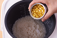 生のとうもろこしがないときは、ホールコーンの缶詰でもできます。米を炊飯器に入れたらホールコーン缶詰（190g）を汁ごと入れ、塩、みりん、しょうゆを加えて炊飯器の通常の目盛りまで水を入れ普通に炊きます。
