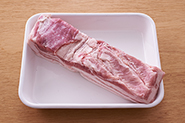 豚バラ肉でも作れます。食べやすい大きさに切って同様に煮ていきます。