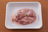 砂肝の代わりに鶏もも肉で作るのもおすすめ。食べやすい大きさに切って、砂肝と同様に炒めます。