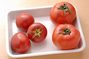 今回のパスタは、トマトソースがポイント。トマトの種類はいろいろありますが、ぜひフルーツトマト（写真左。右は普通のトマト）を使って下さい。糖度（甘み）とうまみの強いトマトなので、ソースにしたときのおいしさが全然違います。