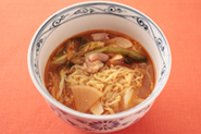 鍋の仕上げはラーメンで。モツと野菜のうまみがたっぷりのスープに、ゆでた中華麺を加えてさっと煮ます。香菜や青ねぎなどをのせてもおいしい。