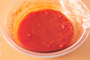 トマトソースがない場合は、トマトの水煮を煮詰めたものを使ってもよいでしょう。トマト水煮缶1缶（400g）を耐熱のボウルに入れて、果肉をよくほぐしてラップをかけ、500Wの電子レンジで12分ほど加熱。2/3量くらいになるまで煮詰めます。