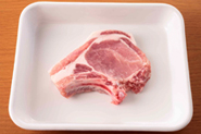 ポークチョップは、骨つきの豚ロース肉。骨つき肉ならではのうまみと食べ応えがあるので、煮込み料理やロースト向き。見た目も豪華なので、おもてなしにもいいですね。