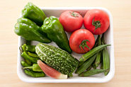夏野菜なら、どんな野菜でもよく合います。ピーマン、しし唐辛子、オクラ、ゴーヤなどはさっと揚げて。トマト、みょうがは生のままマリネ液にからめて下さい。