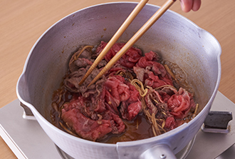 鍋にAを入れて強火にかけ、煮立ったら中火にする。1～2分ほど煮詰めたらしょうが、牛肉を加えて、ほぐしながら煮る。