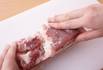 豚肉全体に塩をたっぷりとふってもみ込む。
