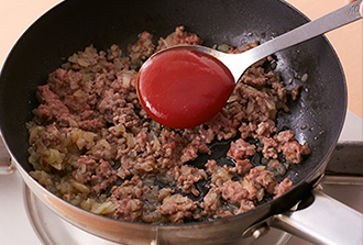 ミートソースを作る。フライパンにオリーブ油を中火で熱し、玉ねぎを3分ほど炒める。ひき肉を加えて炒め、肉の色がかわったらケチャップを入れてさらに1分ほど炒める。トマトの水煮、Aを加えて混ぜ、5分煮る。