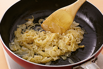フライパンにオリーブ油を中火で熱し、玉ねぎ、にんにくを炒める。10分ほど炒めてきつね色になったら粗熱をとる。