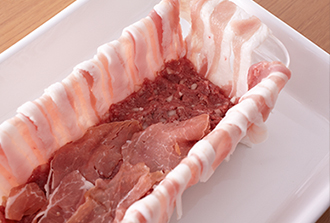 型の中にひき肉だね、生ハム、豚もも肉の順に、それぞれ1/2量ずつ重ね、同様にもう一度重ねる。