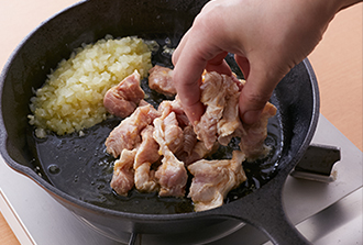 スキレット（またはフライパン）にオリーブ油の1/2量（大さじ2）を中火で熱し、玉ねぎ、にんにくを炒める。しんなりしたら端に寄せ、空いたところに残りのオリーブ油を入れて豚肉の汁気をきって入れて焼く（漬け汁は残しておく）。