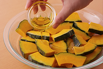 かぼちゃは厚さ1センチの食べやすい大きさに切り、耐熱の皿に並べてオリーブ油をからめ、ラップをかけて電子レンジ（600W）で3分加熱する。