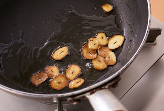 フライパンにオリーブ油とにんにくを入れて弱火にかけ、にんにくが色づいてきたら油を残してにんにくだけ取り出す。