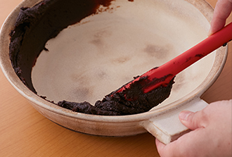 Aを混ぜ合わせ、鍋のふちに塗りつける。だしを入れて、かきと春菊以外の食材を加え、中火にかけて煮る。