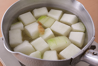 鍋にAと冬瓜を入れて強火にかけ、煮立ったら中火で15分ほど煮る。塩を加えて1分ほど煮たら火を止め、そのまま冷ます。冷めたら冬瓜を取り出す。