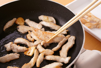 フライパンにサラダ油を中火で熱し、にんにく、鶏肉を炒める。鶏肉に焼き色がついたらいったん取り出す。