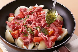 フライパンにいんげん以外の野菜を入れ、牛肉を上にのせる。Aを混ぜて全体にかけ、ふたをして弱火で10分ほど蒸し煮にする。