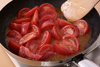 フライパンにサラダ油を中火で熱し、トマトを加えてさっと炒める。全体に油がなじんだら、塩をふって軽く混ぜ、器に盛る。
