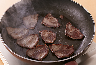 フッ素樹脂加工のフライパンを中火にかけ、牛肉の両面にしっかり焼き目がつくまで焼く。