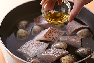 フライパンに鯛、はまぐり、Aとオリーブ油を入れて中火にかける。沸騰したら弱火にし、5分ほど煮る（沸騰させないようふつふつとする程度に）。