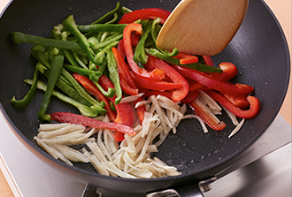 フライパンにサラダ油の1/2量を入れて中火にかけ、しょうがを炒める。香りが出たらピーマン、パプリカを加えてサッと炒め合わせる。