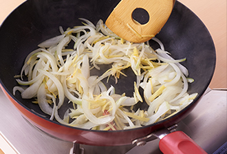 フライパンにサラダ油と赤唐辛子を入れて中火にかけ、香りが出たらしょうが、玉ねぎを入れてしんなりするまで炒める。