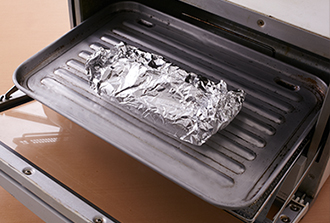 ソーセージをアルミホイルで包み、オーブントースターで15分焼く。１のじゃがいもでフライドポテトを作る（作り方はPOINTを参照）。