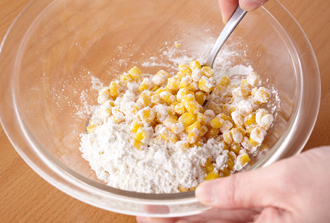 ボウルにとうもろこしを入れ、小麦粉を加えて混ぜ、全体に粉をよくまぶす。水、溶き卵、三つ葉を加えて混ぜる。