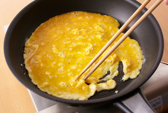卵を溶きほぐし、塩、黒こしょうを加える。フライパンにオリーブ油大さじ1を中火で熱して溶き卵を流し入れ、菜箸で大きく混ぜて半熟状のいり卵にして一度取り出しておく。