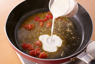フライパンにオリーブ油とにんにくを入れて中火にかけ、香りが出たらトマトを加えてさっと炒め、白ワインを加える。1分ほど煮詰めたら生クリームを加えて弱火にし、塩、こしょうを加える。