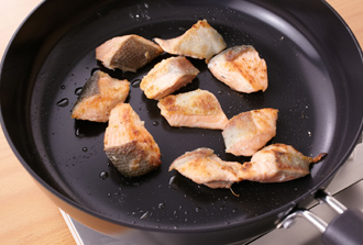 フライパンにサラダ油を入れ弱めの中火で熱し、鮭をこんがりと焼いて取り出す。