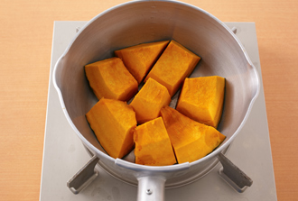 鍋にかぼちゃの皮を下にして並べる（かぼちゃを並べたときにすき間ができないサイズの鍋がよい）。Aを加えて火にかける。煮立ったら落としぶた（または丸く切ったオーブン用シート）をして中火で5分煮る。