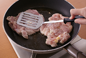 フライパンにサラダ油を入れて鶏肉の皮を下にして並べ、中火にかける。ときどきフライ返しで押し付けるようにしながら5分ほど焼く。