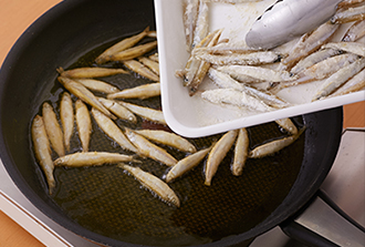 わかさぎは洗って水気をよく拭き、塩をふり、薄力粉をまぶす。フライパンにオリーブ油を中火で熱し、わかさぎを入れ、上下を返しながら2～3分揚げ焼きにする