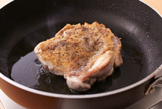 フライパンにオリーブ油を中火で熱し、鶏肉の皮を下にして焼く。こんがり焼き色がついたら裏返し、裏はさっと焼いていったん取り出す。