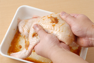 バットにAを混ぜ合わせ、鶏肉にからめて、手でもむようにして全体に味をなじませる。