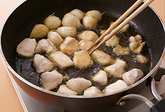フライパンにオリーブ油と鶏肉、鶏肉の皮、にんにくを入れる。ふつふつしてきたら弱火にし、ときどき具をころがしながら10～12分煮る。塩を加えて混ぜ合わせ、粗熱がとれたら器に盛る。バゲットなどを添え、つけて食べる。※保存する場合は、完全に冷ましてから清潔な保存瓶などに入れて下さい。常温で2週間くらい保存できます。