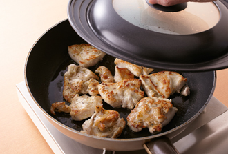 フライパンにオリーブ油を中火で熱し、鶏肉を入れる。こんがり焼き色がついたらひっくり返し、ふたをして弱火で4分ほど蒸し焼きにする。