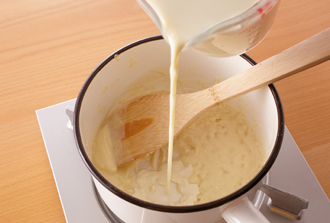 ホワイトソースを作る。鍋にバターを入れて中火にかけ、バターが溶けて煮立ったら小麦粉を加えて木べらで混ぜる。しばらく煮立てて泡が小さくなったら豆乳を少しずつ加えながらその都度しっかり混ぜる（5回くらいに分けて加える）。塩、こしょう、ナツメグを加える。