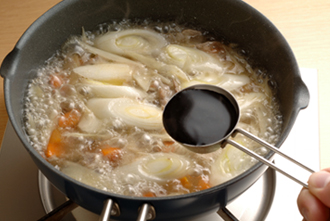 フライパン（または鍋）にごま油を強火で熱し、豚肉を炒める。肉の色が変わってきたら、ごぼう、にんじんの順に加えて炒め、油がなじんだら、水、砂糖を加える。煮立ったらめんつゆを加え、野菜が柔らかくなるまで煮る。片栗粉を同量の水で溶いて加え、とろみをつけて火を止める。