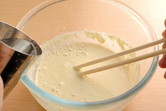 天ぷらころもを作る。天ぷら粉をボウルに入れ、冷水を加えて混ぜ合わせる。えび、三つ葉を加えて混ぜ合わせる。