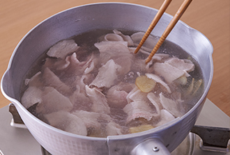 鍋にたっぷりの水、しょうが、酒を入れて強火にかけ、煮立ったら豚肉を入れてさっとゆでる。肉の色が変わったら水にとってざるに上げる。